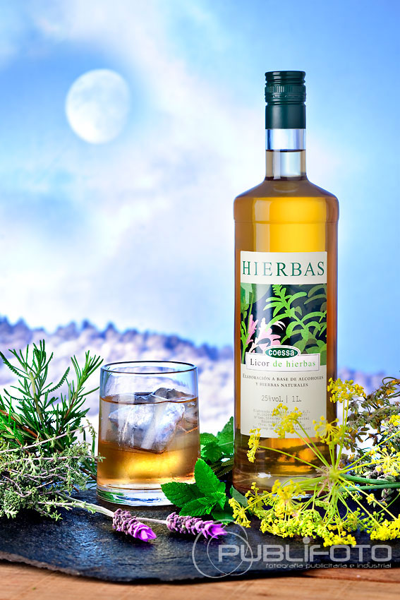 Licor de hierbas Fotografía de licores - Licor de hierbas de Ibiza